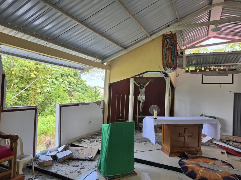 Vom Erdbeben beschädigte Kirche im Departamento Chocó
