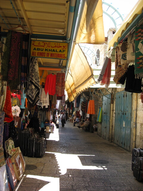 Geschlossene Souvenirstände in Jerusalem. Weil die Pilgerströme ausbleiben, haben viele christliche Familien, die im Tourismussektor arbeiten, kein Einkommen. © Lateinisches Patriarchat von Jerusalem