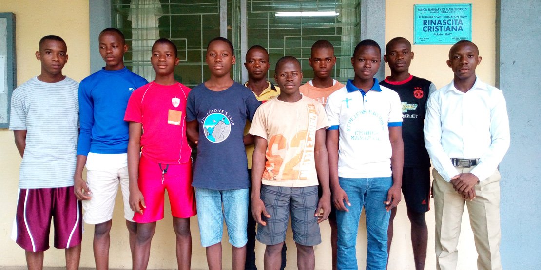 05022018HilsprojektLehrbuechersierraleone_KIRCHEINNOT(4