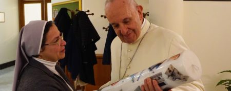 Papst Franziskus unterstützt Adventskampagne von KIRCHE IN NOT