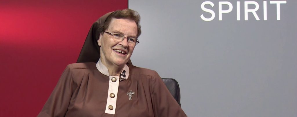 Ordensfrau Schwester Briege über ihre wundersame Heilung und Heilungsgabe