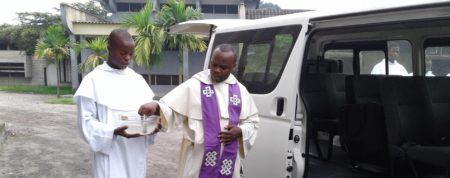 Ein neuer Minibus erleichtert den Dominikanern im Kongo die Arbeit