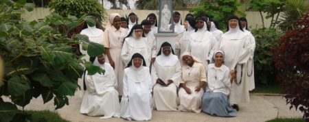 Überglückliche Schwesternschaft in Angola