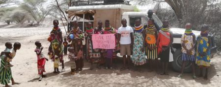 Ein Priester aus dem Westen Kenias dankt für das neue Fahrzeug für die Pfarrei