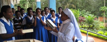 Wohltäter ermöglichen Gebetbücher für Ordensschwestern in Tansania