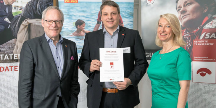 Daniela Geue, Geschäftsführerin des Deutschen Spendenrats, und Vorsitzender Wolfgang Stückemann verleihen das Spendenzertifikat an Kirche-in-Not-Geschäftsführer Florian Ripka (Bildmitte). © Jörg Sarbach