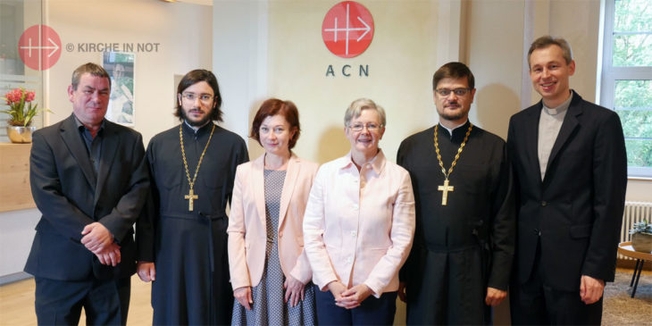 Gruppenfoto mit einer Delegation der russisch-orthodoxe Kirche und Vertretern von KIRCHE IN NOT International.