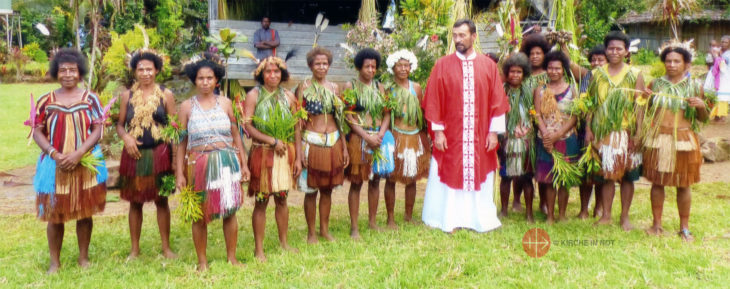 Pfarrer Dariusz Wozniak mit Angehörigen seiner Pfarrgemeinde.