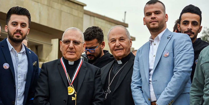 Louis Raphael Kardinal Sako (Zweiter von links), Patriarch der chaldäisch-katholischen Kirche, zusammen mit Geistlichen und jungen Christen in Mossul (Foto: Mr. Fadi).
