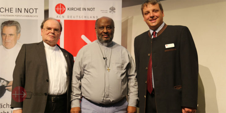 Von links: Diözesanadministrator Prälat Dr. Bertram Meier, der eritreisch-katholische Priester Mussie Zerai und KIRCHE-IN-NOT-Deutschland-Geschäftsführer Florian Ripka beim Solidaritätstag.
