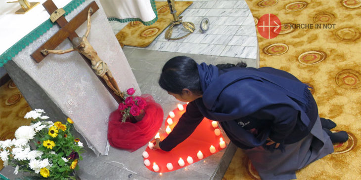 Eine Ordensfrau aus Pakistan zündet eine Kerze an.