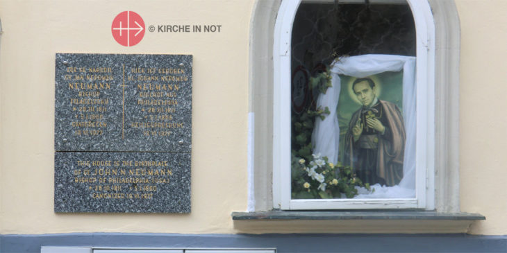 Die dreisprachige Gedenktafel und ein Bild von Johann Neumann an seinem Geburtshaus. Er war der erste Heilige des nordamerikanischen Kontinents.