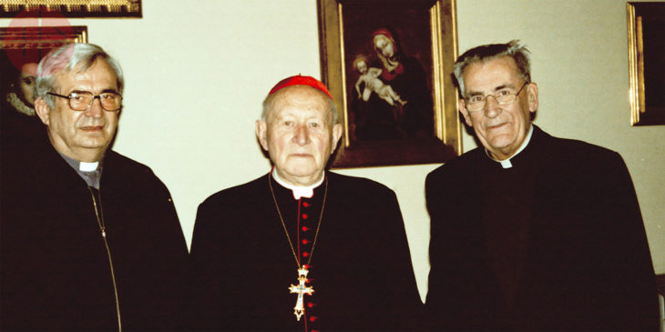 Kardinal František Tomašek (Mitte) und Pater Werenfried, Gründer von KIRCHE IN NOT, bei einem Treffen in Prag im Jahr 1990