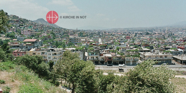 Blick auf Antakya, das antike Antiochia. In römischer Zeit war sie neben dem ägyptischen Alexandria und (später) Konstantinopel eine der größten und bedeutendsten Städte im östlichen Mittelmeerraum.