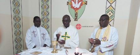 So hilft KIRCHE IN NOT mit Mess-Stipendien Priestern weltweit