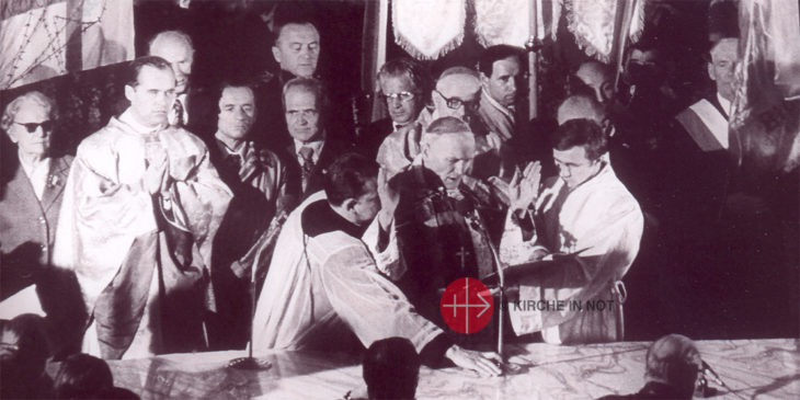 Kardinal Wojtyła bei der Konsekration der Kirche von Nowa Huta.
