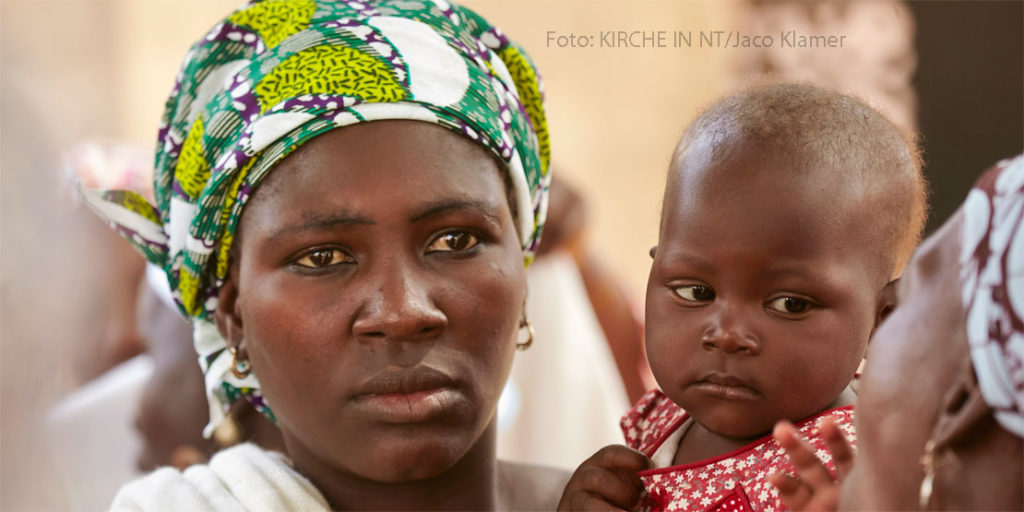 Frau aus Nigeria mit Kind (Foto: KIRCHE IN NOT/Jaco Klamer)