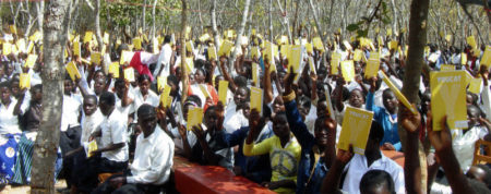 Jugendkatechismus YOUCAT auf Suaheli verteilt