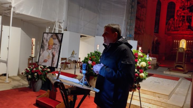 KIRCHE IN NOT-Geschäftsführer Florian Ripka erläutert die Aktion "Red Wednesday"