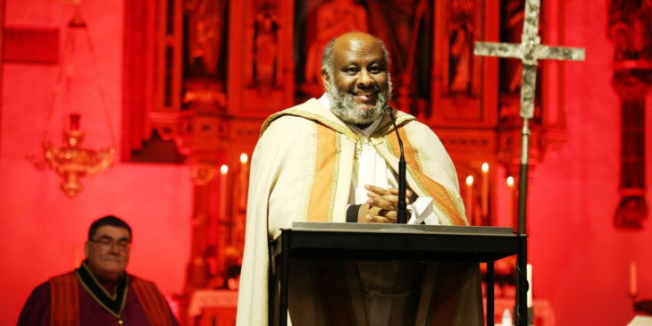 Dr. Mussie Zerai aus Eritrea im Neumarkter Münster, im Hintergrund Domkapitular Norbert Winner © Kirche in Not