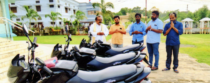 Motorräder für Priester in Indien