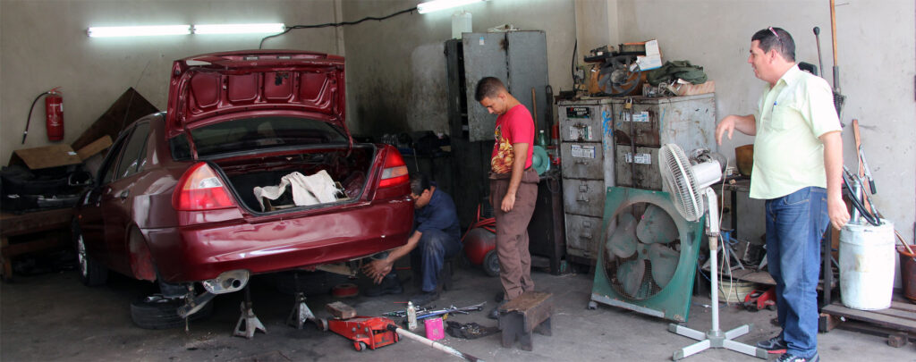 Kuba: Reparatur von Fahrzeugen für die Seelsorge