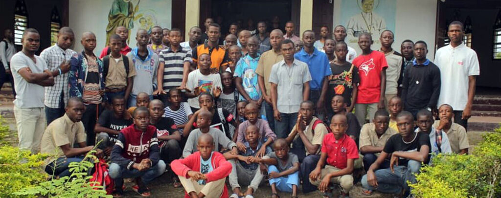 Republik Kongo: Dachrenovierung in einem Kleinseminar