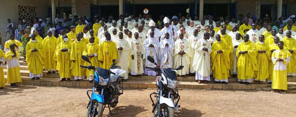 Benin: Zwei Motorräder für neugeweihte Priester