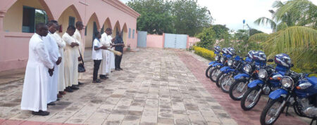 Burkina Faso: Motorräder für die Seelsorge in weitläufigen Pfarreien