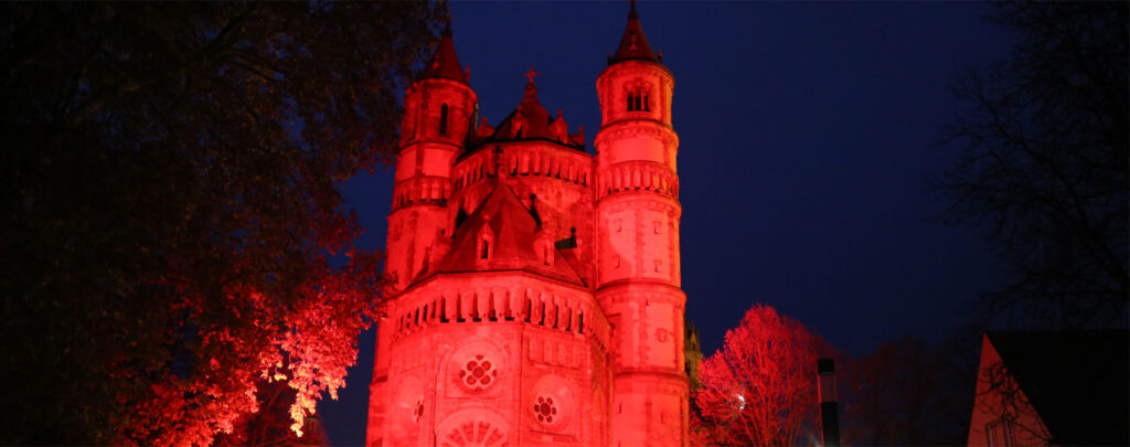 Dom in Worms aus Solidarität mit verfolgten und diskriminierten Christen rot angestrahlt