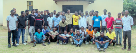 Angola: Fahrzeug für ein Seminar