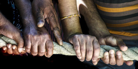 KIRCHE IN NOT gibt neuen „Glaubens-Kompass“ über die Katholische Soziallehre heraus