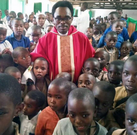 Unterstützen Sie die Priester in Ruanda