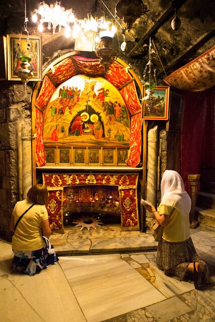 Zwei Frauen beten in der Geburtsgrotte in Bethlehem.