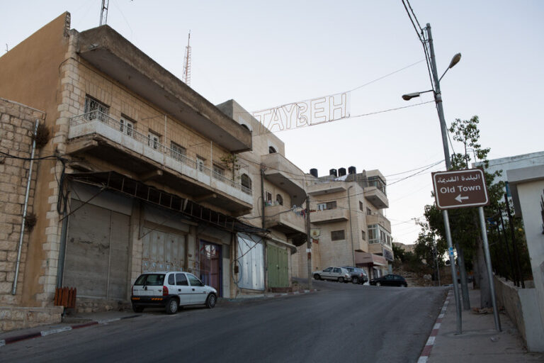 Die Hauptstraße von Taybeh, das letzte vollständig christliche palästinensische Dorf im Westjordanland.