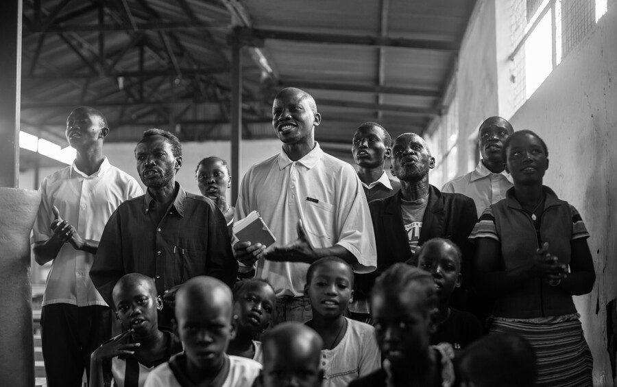 Eine christliche Familie im Flüchtlingslager Kakuma singt gemeinsam während eines Gottesdienstes in der Kirche