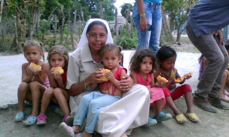 Eine Schwester vom Missionswerk Jesu und Mariens betreut Kinder in Venezuela.