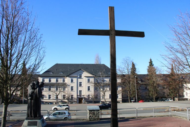 Großes Holzkreuz vor dem Gebäude von KIRCHE IN NOT in Königstein im Taunus.