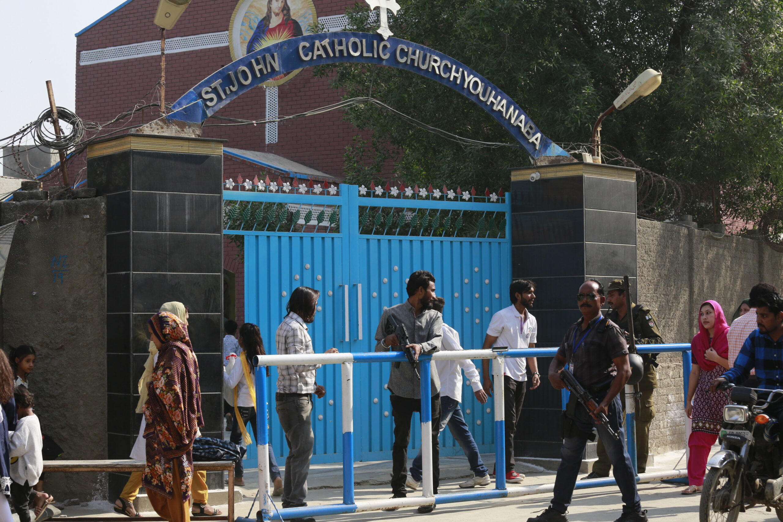 Sicherheitskräfte vor einer Kirche in Pakistan.