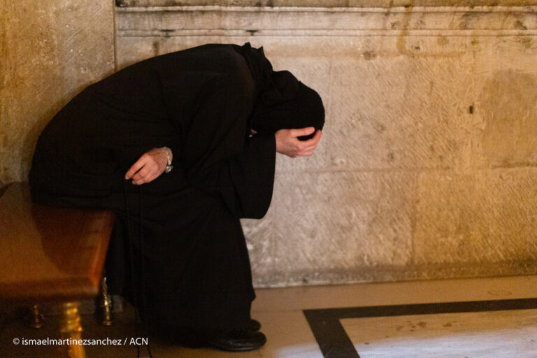 Eine orthodoxe Ordensfrau betet in der Grabeskirche (Archivbild). © Ismael Martinez Sanchez/Kirche in Not