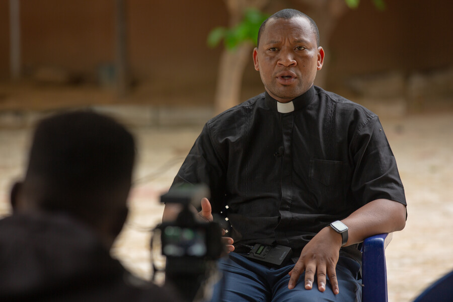 Der Priester Joseph Bature Fidelis betreut in Maiduguri mehrere Flüchtlingsunterkünfte. 