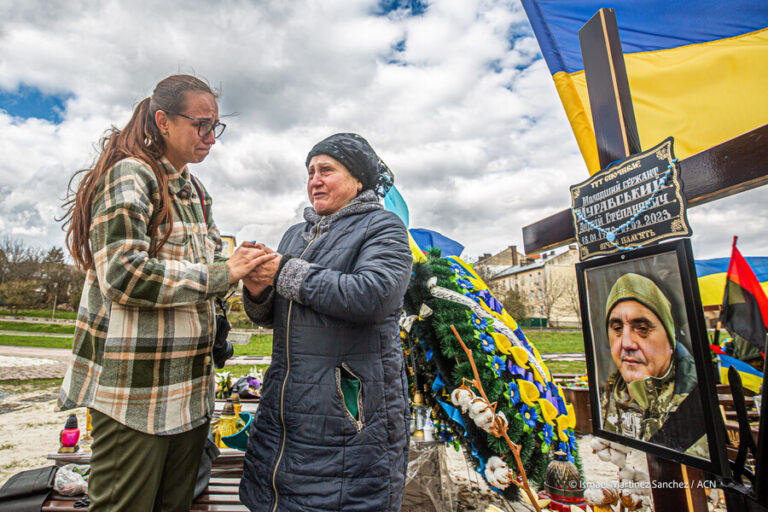 Trauernde Frauen aus der Ukraine (Foto: Ismael Martinez Sanchez/KIRCHE IN NOT)