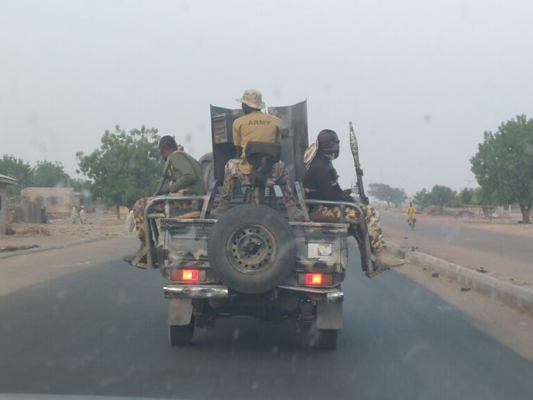 Ein nigerianischer Militärkonvoi zum Schutz der Zivilbevölkerung vor Terrormilizen (Archivbild).