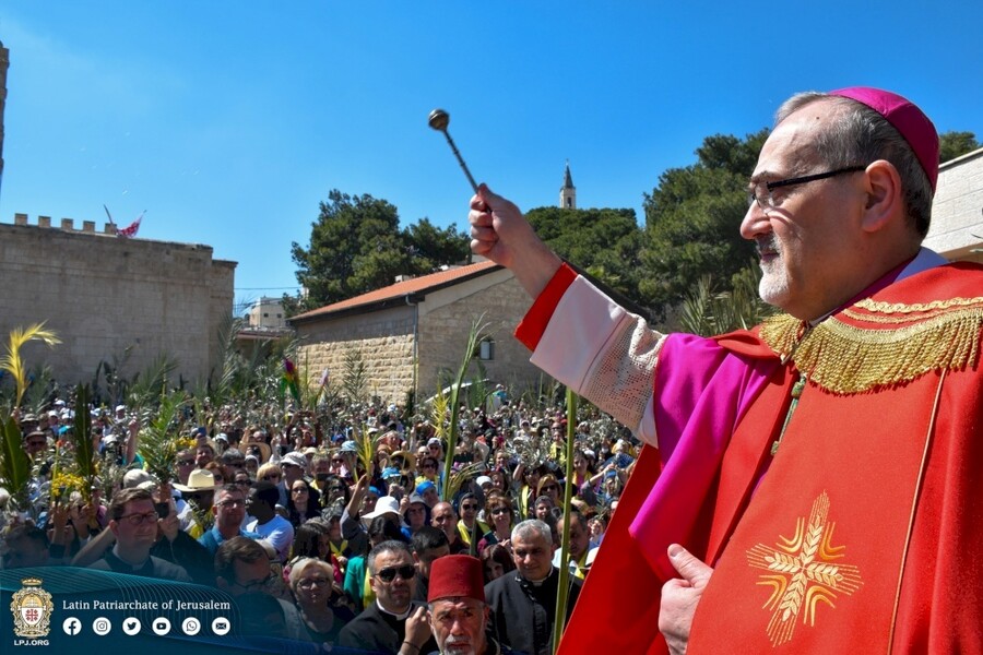 Der Lateinische Patriarch von Jerusalem, Pierbattista Kardinal Pizzaballa, segnet bei einem Palmsonntag-Gottesdienst die Gläubigen (Archivbild). © Lateinisches Patriarchat von Jerusalem