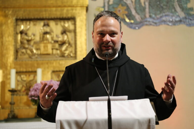 Abt Nikodemus Schnabel spricht in der St.-Clemes-Kirche in Berlin