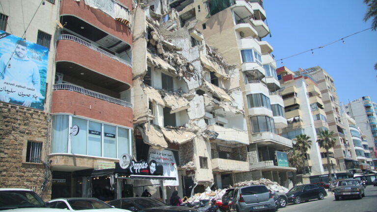 Zerstörung im Libanon. Mehr als sechs Monate nach dem Inkrafttreten des Waffenstillstands, leiden die Menschen immer unter den Nachwirkungen des intensiven Bombardements und der daraus resultierenden Massenvertreibung.