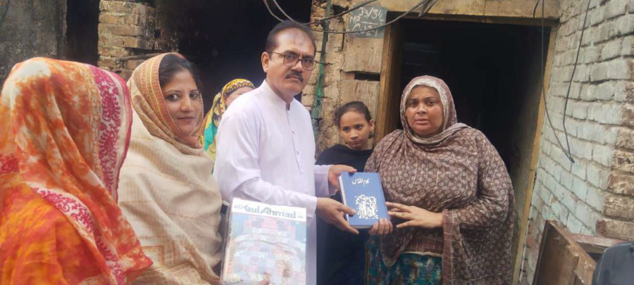 Christliche Familien in Pakistan erhalten bei einem Besuch Unterstützung.