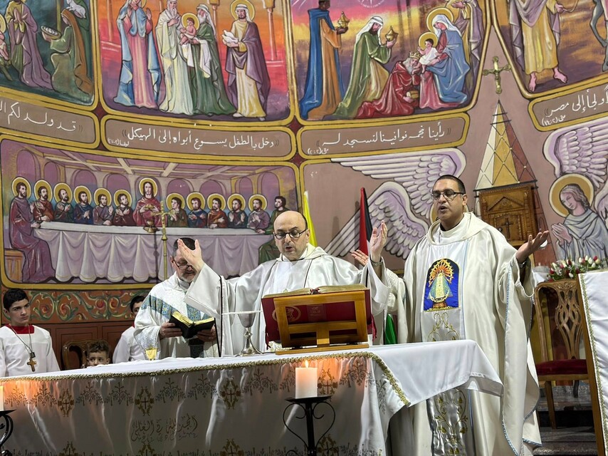 Pater Gabriel Romanelli bei einem Gottesdienst in der Pfarrei Heilige Familie in Gaza.