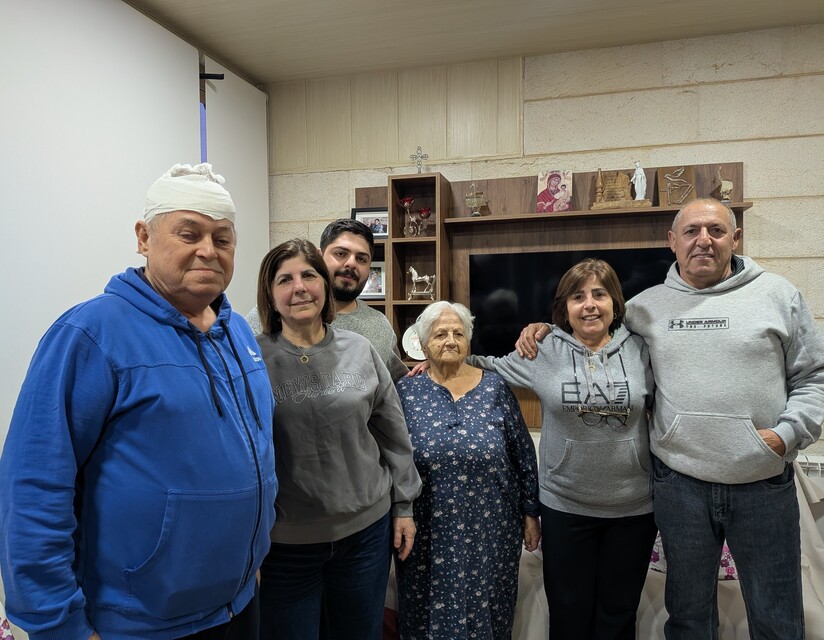 Binnenvertriebene Familie aus Deir Mimas, einem christlichen Dorf im Süden, die Zuflucht in einer Wohnung in Beirut gefunden hat.