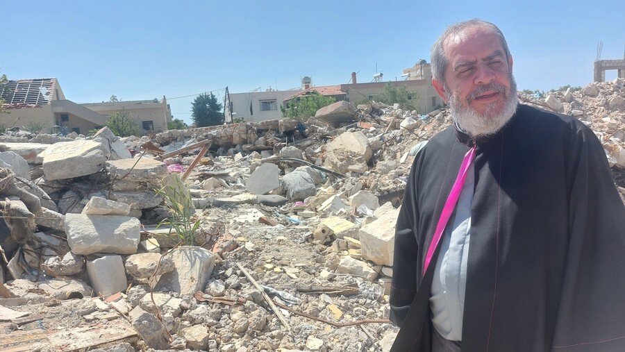 Ein libanesischer Priester zeigt zerstörte Gebäude in in Alma Sha’b nahe der israelischen Grenze. 